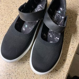 Brand new black and white stylish, comfy shoes!